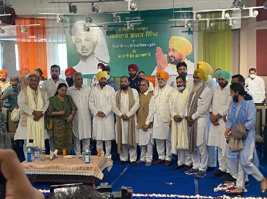 ਮੁੱਖ ਮੰਤਰੀ ਚੰਨੀ ਨੇ ਸ਼ਹੀਦ-ਏ-ਆਜ਼ਮ ਸ੍ਰ ਭਗਤ ਸਿੰਘ ਦੇ ਪਰਿਵਾਰਕ ਮੈਂਬਰਾਂ ਨੂੰ ਸਨਮਾਨਿਤ ਕੀਤਾ