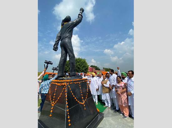 ਮੁੱਖ ਮੰਤਰੀ ਚੰਨੀ ਨੇ ਖਟਕੜ ਕਲਾਂ ਵਿਖੇ ਸ਼ਹੀਦ ਏ ਆਜ਼ਮ ਭਗਤ ਸਿੰਘ ਨੂੰ ਸ਼ਰਧਾ ਦੇ ਫੁੱਲ ਭੇਟ ਕੀਤੇ