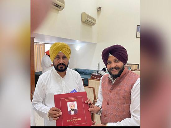 ਅੰਮ੍ਰਿਤਪਾਲ ਸਿੰਘ ਵੱਲੋਂ ਪੰਜਾਬ ਦੇ ਮੁੱਖ ਮੰਤਰੀ ਸਿੰਘ ਚੰਨੀ ਨੂੰ ਕਿਤਾਬ “ਸ਼ਾਈਨਿੰਗ ਸਿੱਖ ਯੂਥ ਆਫ ਇੰਡੀਆ” ਭੇਂਟ