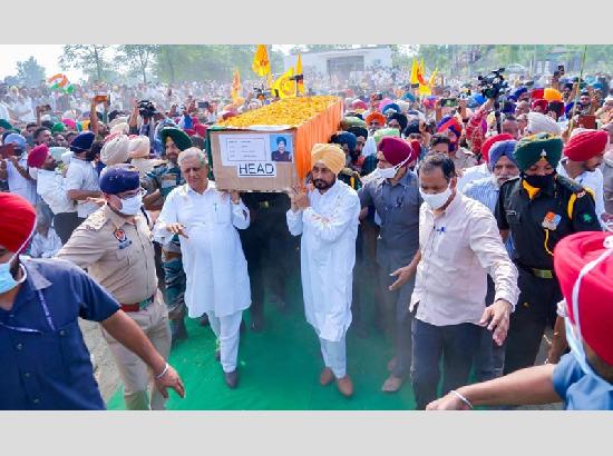 ਮੁੱਖ ਮੰਤਰੀ ਚੰਨੀ ਤੇ ਸਪੀਕਰ ਰਾਣਾ ਨੇ ਸ਼ਹੀਦ ਗੱਜਣ ਸਿੰਘ ਦੀ ਅਰਥੀ ਨੂੰ ਮੋਢਾ ਦਿੱਤਾ
