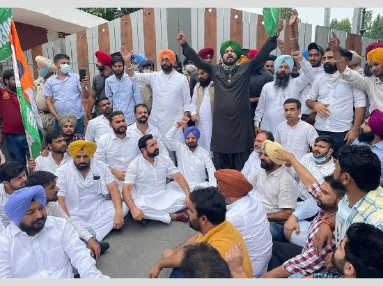 ਲਖੀਮਪੁਰ ਖੀਰੀ ਹਾਦਸੇ ਨੂੰ ਲੈ ਕੇ ਨਵਜੋਤ ਸਿੱਧੂ ਨੇ ਗਵਰਨਰ ਹਾਊਸ ਦੇ ਬਾਹਰ ਧਰਨਾ ਦਿੱਤਾ