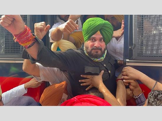 ਰੋਸ ਪ੍ਰਦਰਸ਼ਨ ਕਰ ਰਹੇ ਨਵਜੋਤ ਸਿੱਧੂ ਨੂੰ ਹਿਰਾਸਤ ’ਚ ਲਿਆ