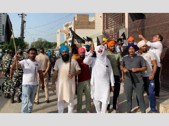 ਕਿਸਾਨਾਂ ਨੇ ਰਾਨੀਆ ਰੋਡ ‘ਤੇ ਭਾਜਪਾ ਨੇਤਾਵਾਂ ਨੂੰ ਕਾਲੇ ਝੰਡੇ ਦਿਖਾਏ