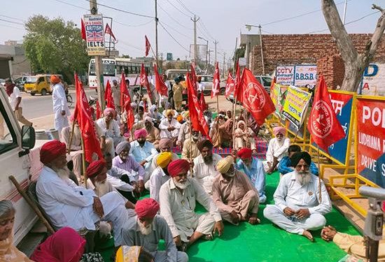 ਥਾਣੇ ਮੂਹਰੇ ਅਣਮਿਥੇ ਸਮੇਂ ਲਈ ਧਰਨਾ ਸ਼ੁਰੂ, ਮਾਮਲਾ ਡੀ ਐਸ ਪੀ ਤੇ ਹੋਰਨਾਂ ਦੀ ਗ੍ਰਿਫਤਾਰੀ ਦਾ