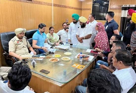 ਚੰਦਰੇਸ਼ਵਰ ਸਿੰਘ ਮੋਹੀ ਵੱਲੋਂ ਨਗਰ ਕੌਂਸਲ ਧੂਰੀ ਵਿਖੇ ਐਸ ਸੀ ਭਾਈਚਾਰੇ ਦੀਆਂ 10 ਸ਼ਿਕਾਇਤਾਂ ਦਾ ਨਿਪਟਾਰਾ
