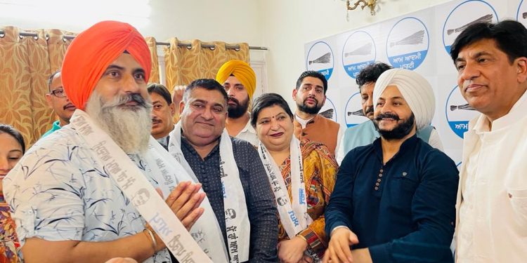 ਹੁਸ਼ਿਆਰਪੁਰ ਦੇ ਅੱਧਾ ਦਰਜਨ ਤੋਂ ਵੱਧ ਮੌਜੂਦਾ ਤੇ ਸਾਬਕਾ ਕੌਂਸਲਰ ‘ਆਪ’ ਵਿਚ ਸ਼ਾਮਲ