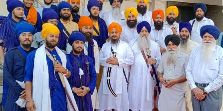 ਨਿਹੰਗ ਸਿੰਘ ਬਾਣੇ ਵਿਚ ਸ਼ਾਸਤਰਧਾਰੀ ਨੌਜਵਾਨਾਂ ਵੱਲੋਂ ਰਵਾਇਤੀ ਸ਼ਸਤਰਾਂ ਸਮੇਤ ਜਥੇਦਾਰ ਨਾਲ ਰਹਿਣ ਦੀ ਬੇਨਤੀ
