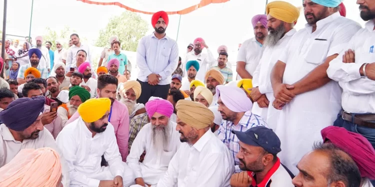 Sidhu Moosewala Murder: ਮੁੱਖ ਮੰਤਰੀ ਭਗਵੰਤ ਮਾਨ ਨੇ ਸਿੱਧੂ ਮੂਸੇਵਾਲਾ ਦੇ ਪਰਿਵਾਰ ਨਾਲ ਪਿੰਡ ਪੁੱਜ ਕੇ ਕੀਤਾ ਦੁੱਖ ਸਾਂਝਾ