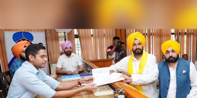 ਸੰਗਰੂਰ ਲੋਕ ਸਭਾ ਜ਼ਿਮਨੀ ਚੋਣ ਲਈ ਉਮੀਦਵਾਰ ਗੁਰਮੇਲ ਸਿੰਘ ਨੇ ਦਾਖਲ ਕੀਤੇ ਨਾਮਜ਼ਦਗੀ ਪੱਤਰ