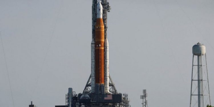 Nasa calls off new Moon rocket launch