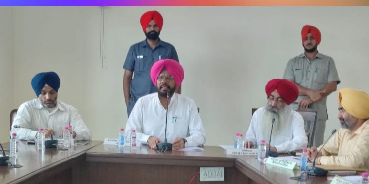 ਪਰਾਲੀ ਜਲਾਉਣ ਕਾਰਨ ਹੋਣ ਵਾਲੇ ਪ੍ਰਦੂਸਣ ਨੂੰ ਰੋਕਣ ਲਈ ਪੰਜਾਬ ਸਰਕਾਰ ਵਲੋਂ ਕਿਸਾਨਾਂ ਦੀ ਪੂਰੀ ਮੱਦਦ ਕੀਤੀ ਜਾਵੇਗੀ-ਕੁਲਦੀਪ ਸਿੰਘ ਧਾਲੀਵਾਲ