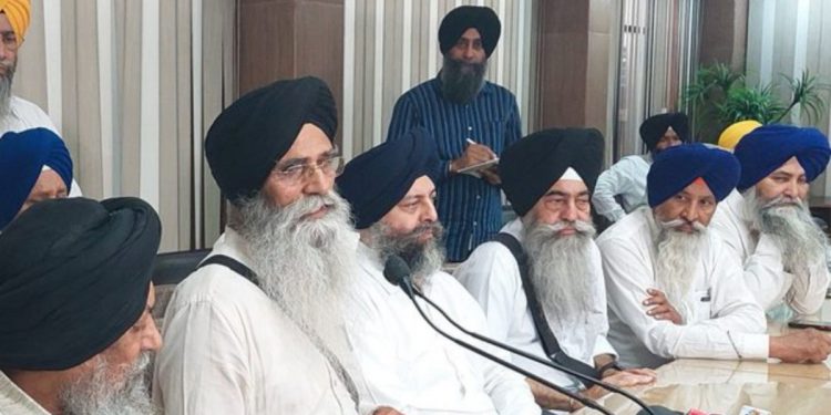 SGPC ਪ੍ਰਧਾਨ ਨੇ ਔਰਤ ਵੱਲੋਂ ਆਪਣੀ ਪਿੱਠ ਤੇ ਗੁਰਬਾਣੀ ਦੀ ਤੁਕ ਲਿਖਵਾਉਣ ਦਾ ਲਿਆ ਸਖਤ ਨੋਟਿਸ