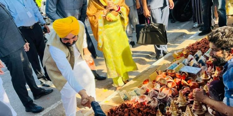 ਮੁੱਖ ਮੰਤਰੀ ਭਗਵੰਤ ਮਾਨ ਨੇ ਆਪਣੀ ਪਤਨੀ ਦੇ ਨਾਲ ਮੋਹਾਲੀ ‘ਚ ਮਿੱਟੀ ਦੇ ਦੀਵੇ ਖਰੀਦੇ