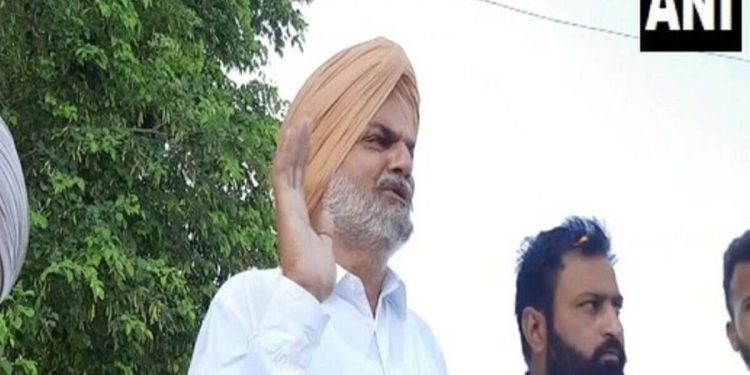 ਸਿੱਧੂ ਮੂਸੇਵਾਲਾ ਦੇ ਮਾਪਿਆਂ ਨੇ DGP ਨੂੰ ਦੇਸ਼ ਛੱਡਣ ਦਾ ਦਿੱਤਾ ਅਲਟੀਮੇਟਮ, ਘਰ ‘ਚ ਰੱਖੀ ਇਨਸਾਫ ਲਈ ਕਿਤਾਬ