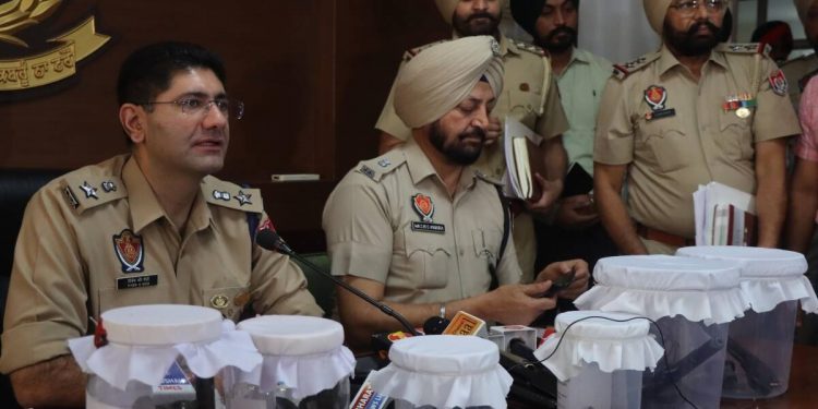 ਮੋਹਾਲੀ : ਪੁਲਿਸ ਨੇ 20 ਤੋਂ ਵੱਧ ਪਿਸਤੌਲ ਅਤੇ ਖਤਰਨਾਕ ਹਥਿਆਰਾਂ ਦੀ ਖੇਪ ਕੀਤੀ ਬਰਾਮਦ,ਐੱਸ.ਐੱਸ.ਪੀ. ਨੇ ਦਿੱਤੀ ਜਾਣਕਾਰੀ