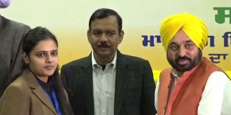 CM ਮਾਨ ਨੇ PSPCL ‘ਚ ਭਰਤੀ 603 ਮੁੰਡੇ-ਕੁੜੀਆਂ ਨੂੰ ਸੌਂਪੇ ਨਿਯੁਕਤੀ ਪੱਤਰ, ਕਿਹਾ; ਭ੍ਰਿਸ਼ਟਾਚਾਰ ਬਰਦਾਸ਼ਤ ਨਹੀਂ