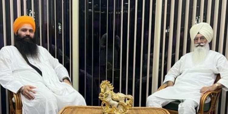 ਡੇਰਾ ਬਿਆਸ ਮੁਖੀ ਨੇ ਗੁ: ਗ੍ਰੰਥਸਰ ਸਾਹਿਬ ਟੇਕਿਆ ਮੱਥਾ, ਦਾਦੂਵਾਲ ਨਾਲ ਬੰਦ ਕਮਰਾ ਮੀਟਿੰਗ ਨੇ ਛੇੜੀ ਨਵੀਂ ਚਰਚਾ