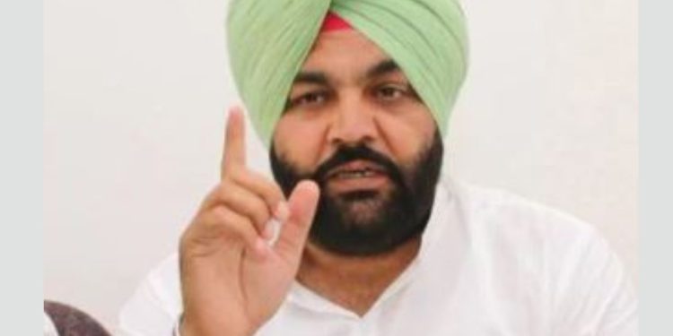 ਸੰਯੁਕਤ ਕਿਸਾਨ ਮੋਰਚੇ ਦੇ ਸੱਦੇ ’ਤੇ ਪਵਿੱਤਰ ਸ਼ਹਿਰ ਅੰਮ੍ਰਿਤਸਰ ’ਚ ਲਗਾਇਆ ਧਰਨਾ ਚੁੱਕਿਆ ਜਾਵੇ: ਔਜਲਾ