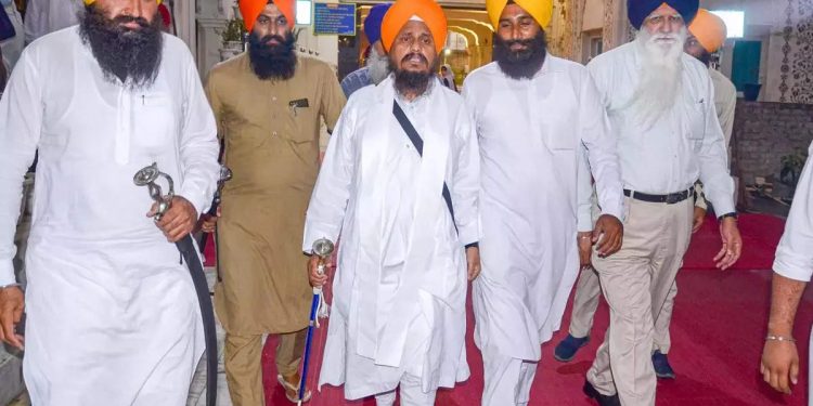 ਗੁਰਬਾਣੀ ਨਾਲ ਛੇੜਛਾੜ: ਪਰਵਾਸੀ ਸਿੱਖ ਥਮਿੰਦਰ ਸਿੰਘ ਸਿੱਖ ਪੰਥ ‘ਚੋਂ ਛੇਕਿਆ, ਜਥੇਦਾਰ ਲੰਗਾਹ ਨੂੰ ਮਿਲੀ ਧਾਰਮਿਕ ਸਜ਼ਾ
