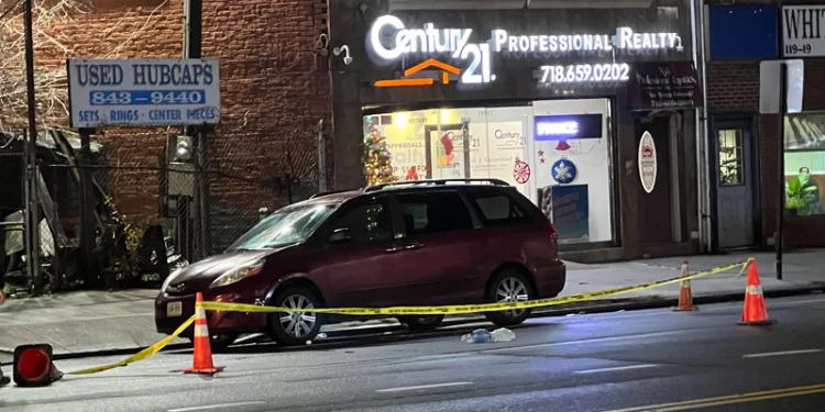 1 dead, 1 hospitalized in Queens double stabbing, cops searching for suspect