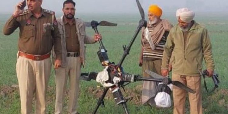 ਤਰਨਤਾਰਨ ‘ਚ ਖੇਤ ‘ਚੋਂ ਹੈਕਸਾਕਾਪਟਰ ਡਰੋਨ ਅਤੇ 5 ਕਿਲੋ ਹੈਰੋਇਨ ਬਰਾਮਦ
