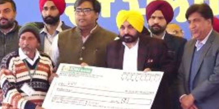 CM ਮਾਨ ਨੇ ਫਾਜ਼ਿਲਕਾ ਜ਼ਿਲ੍ਹੇ ਵਿਚ ਹੜ੍ਹ ਪੀੜਤਾਂ ਨੂੰ ਮੁਆਵਜ਼ਾ ਰਾਸ਼ੀ ਦੇ ਚੈੱਕ ਸੌਂਪੇ