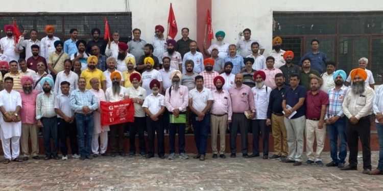 ‘ਸਕੂਲਾਂ ‘ਚ ਜ਼ਬਰਦਸਤੀ ਅਧਿਆਪਕਾਂ ਦੀ ਕੀਤੀ ਜਾ ਰਹੀ ਹੈ ਬਦਲੀ’