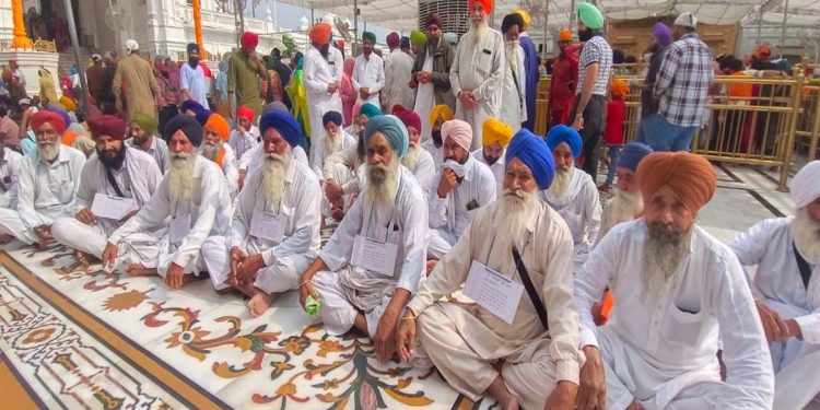 ਸ੍ਰੀ ਗੁਰੂ ਗ੍ਰੰਥ ਸਾਹਿਬ ਦੀ ਬੇਅਦਬੀ ਦੇ ਮਾਮਲੇ ’ਚ ਪਿੰਡ ਦੇ 70 ਲੋਕਾਂ ਨੂੰ ਇਕੱਠੇ ਧਾਰਮਿਕ ਸਜ਼ਾ ਸੁਣਾਈ ਗਈ ਹੈ।