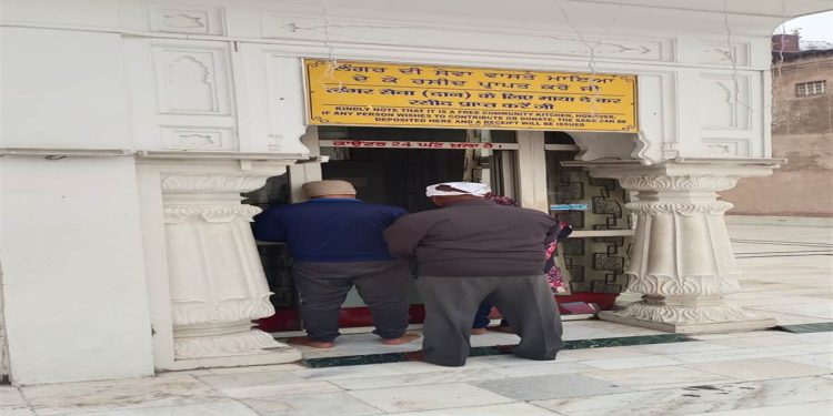 ਗੁਰੂਘਰ ਵੀ ਨਹੀਂ ਸੁਰੱਖਿਅਤ ! ਸੱਚਖੰਡ ਸ੍ਰੀ ਹਰਿਮੰਦਰ ਸਾਹਿਬ ਦੇ ਕਾਊਂਟਰ ਤੋਂ ਇਕ ਲੱਖ ਰੁਪਏ ਚੋਰੀ