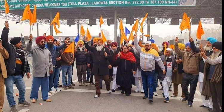 Jalandhar News : ਬੰਦੀ ਸਿੰਘਾਂ ਦੀ ਰਿਹਾਈ ਨੂੰ ਲੈ ਕੇ ਟੋਲ ਪਲਾਜ਼ਾ ‘ਤੇ ਲਗਾਇਆ ਧਰਨਾ