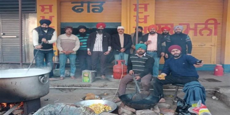ਦੁਕਾਨਦਾਰਾਂ ਨੇ ਲਾਇਆ ਦੁੱਧ ਦਾ ਲੰਗਰ