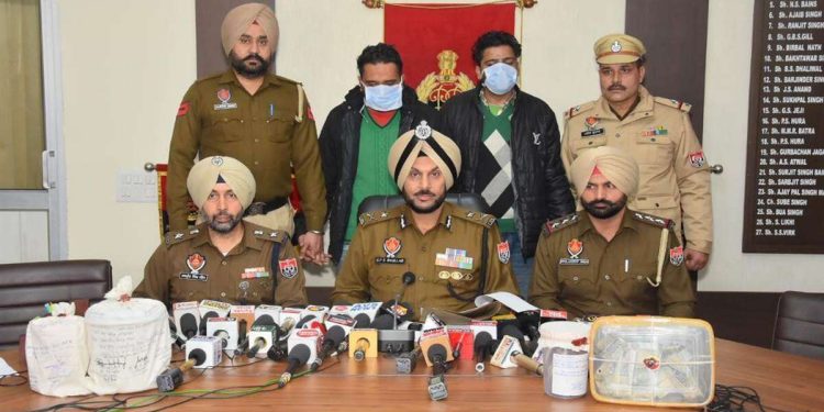 ਕਮਿਸ਼ਨਰੇਟ ਪੁਲਿਸ ਅੰਮ੍ਰਿਤਸਰ ਵੱਲੋਂ ਹੈਰੋਇਨ ਦਾ ਧੰਦਾ ਕਰਨ ਵਾਲੇ ਗ੍ਰੋਹ ਦਾ ਪਰਦਾਫਾਸ਼, 5 ਡਰੱਗ ਸਮੱਗਲਰ ਗ੍ਰਿਫ਼ਤਾਰ