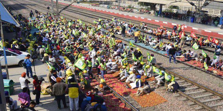 Farmers Protest: ਕਿਸਾਨ ਆਗੂਆਂ ਤੇ ਕੇਂਦਰ ਸਰਕਾਰ ਵਿਚਾਲੇ ਤੀਜੇ ਗੇੜ ਦੀ ਮੀਟਿੰਗ ਜਾਰੀ, ਮੁੱਖ ਮੰਤਰੀ ਭਗਵੰਤ ਮਾਨ ਵੀ ਮੌਜ਼ੂਦ