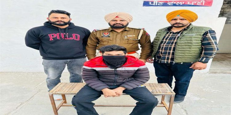 Bathinda News : ਅਰਸ਼ ਡੱਲਾ ਗਿਰੋਹ ਦਾ ਮੈਂਬਰ ਅਸਲੇ ਸਮੇਤ ਕਾਬੂ, 315 ਬੋਰ ਦਾ ਦੇਸੀ ਪਿਸਤੌਲ, 2 ਕਾਰਤੂਸ ਬਰਾਮਦ