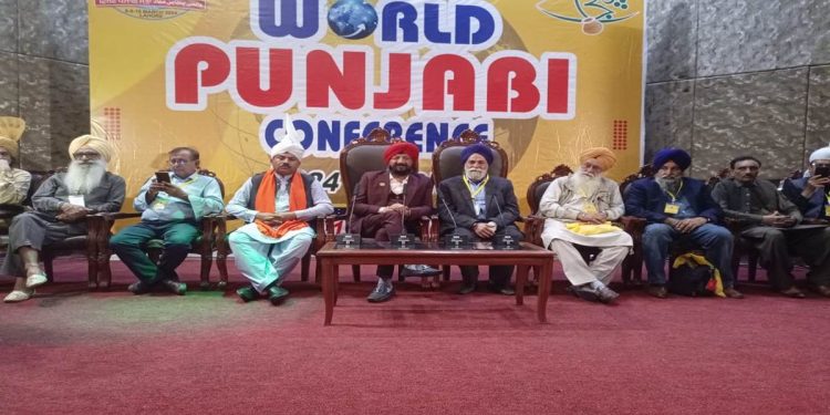 ਲਾਹੌਰ ‘ਚ ਵਰਲਡ ਪੰਜਾਬੀ ਕਾਨਫ਼ਰੰਸ ‘ਚ ਚੜ੍ਹਦੇ ਤੇ ਲਹਿੰਦੇ ਪੰਜਾਬ ਦੇ ਸਾਹਿਤਕਾਰ ਤੇ ਕਲਾਕਾਰ ਹੋਏ ਸ਼ਾਮਲ