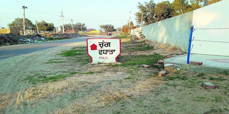 ਲੋਕ ਨਿਰਮਾਣ ਵਿਭਾਗ ਦੇ ਦਿਸ਼ਾ ਸੂਚਕ ਬੋਰਡਾਂ ’ਚ ‘ਦਿਸ਼ਾ’ ਤੋਂ ਭਟਕੀ ਪੰਜਾਬੀ, ਸਰਕਾਰੀ ਦਾਅਵੇ ਵੱਡੇ-ਵੱਡੇ ਪਰ ਜ਼ਮੀਨੀ ਹਕੀਕਤ ਇਸ ਤੋਂ ਕੋਹਾਂ ਦੂਰ