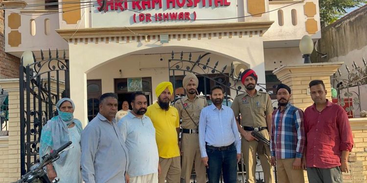 50 ਲੱਖ ਦੀ ਫਿਰੌਤੀ ਨਾ ਦੇਣ ‘ਤੇ ਦੂਜੀ ਵਾਰ ਚਲਾਈ ਗੋਲ਼ੀ, ਕਲਾਨੌਰ ‘ਚ ਦਹਿਸ਼ਤ ਦਾ ਮਾਹੌਲ, ਬਾਜ਼ਾਰ ਬੰਦ ਕਰਨ ਦੀ ਦਿੱਤੀ ਚਿਤਾਵਨੀ