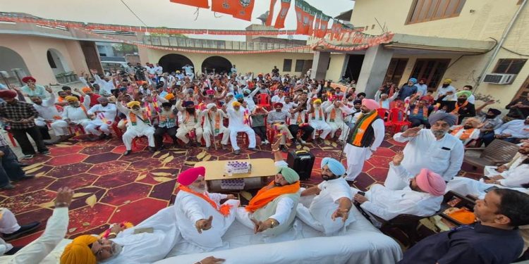 Punjab News : ਸਾਬਕਾ ਸਰਪੰਚ ਕਾਂਗਰਸ ਛੱਡ ਕੇ ਭਾਜਪਾ ਵਿਚ ਸ਼ਾਮਲ, ਸੰਧੂ ਨੇ ਕੀਤਾ ਸਵਾਗਤ