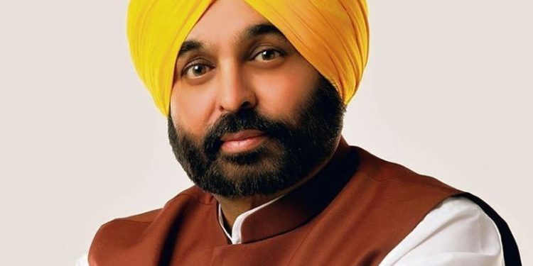 ਜੇ ਮੈਦਾਨ ਤੋਂ ਲਾਸ਼ ਆਵੇਗੀ ਤਾਂ ਆਪਣੇ ਪੁੱਤ ਨੂੰ ਖੇਡਣ ਕੌਣ ਭੇਜੇਗਾ?: ਭਗਵੰਤ ਮਾਨਪੰਜਾਬ ਦੇ ਮੁੱਖ ਮੰਤਰੀ ਭਗਵੰਤ ਮਾਨ ਨੇ ਕਿਹਾ ਹੈ ਕਿ ਜਦੋਂ ਖੇਡ ਮੈਦਾਨ ਤੋਂ ਲਾਸ਼ ਘਰ ਆਵੇਗੀ ਤਾਂ ਆਪਣੇ ਪੁੱਤ ਨੂੰ ਖੇਡਣ ਲਈ ਕੌਣ ਭੇਜੇਗਾ? ਉਨ੍ਹਾਂ ਕਿਹਾ ਕਿ ਅਜਿਹੇ ਹਾਦਸਿਆਂ ਨੂੰ ਦੇਖਦੇ ਹੋਏ ਪੂਰੇ ਦੇਸ਼ ਦੇ ਖੇਡ ਮੈਦਾਨਾਂ ਦਾ ਰਿਵਿਊ ਕੀਤਾ ਜਾਣਾ ਚਾਹੀਦਾ ਹੈ।  ਵੀਰਵਾਰ ਨੂੰ ਪੰਜਾਬ ਦੇ ਮੁੱਖ ਮੰਤਰੀ ਭਗਵੰਤ ਮਾਨ ਰੋਹਤਕ ਦੇ ਪਿੰਡ ਲਾਖਣਮਾਜਰਾ ਵਿਖੇ ਮ੍ਰਿਤਕ ਕੌਮੀ ਖਿਡਾਰੀ ਹਾਰਦਿਕ ਦੇ ਘਰ ਪਹੁੰਚੇ ਅਤੇ ਸ਼ਰਧਾਂਜਲੀ ਭੇਟ ਕੀਤੀ। ਮੁੱਖ ਮੰਤਰੀ ਨੇ ਕਿਹਾ ਕਿ ਇਸ ਮਾਮਲੇ ਵਿੱਚ ਪ੍ਰਧਾਨ ਮੰਤਰੀ ਨਰਿੰਦਰ ਮੋਦੀ ਅਤੇ ਕੇਂਦਰੀ ਖੇਡ ਮੰਤਰੀ ਨੂੰ ਤੁਰੰਤ ਨੋਟਿਸ ਲੈਣਾ ਚਾਹੀਦਾ ਹੈ ਅਤੇ ਜੋ ਵੀ ਦੋਸ਼ੀ ਹੈ, ਉਸ ਖ਼ਿਲਾਫ਼ ਕਾਰਵਾਈ ਕੀਤੀ ਜਾਣੀ ਚਾਹੀਦੀ ਹੈ।