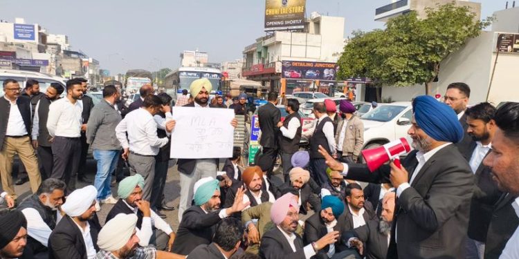 ਸੰਗਰੂਰ: ਵਕੀਲਾਂ ਵੱਲੋਂ ਸੜਕ ਜਾਮ ਕਰਦਿਆਂ ਰੋਸ ਧਰਨਾ, ਵਿੱਤ ਮੰਤਰੀ ਦੀ ਗੱਡੀ ਘੇਰੀ