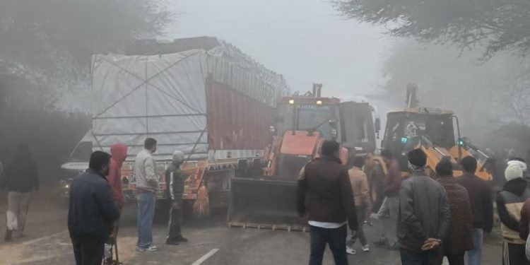 ਹਨੂਮਾਨਗੜ੍ਹ ਨੇੜੇ ਧੁੰਦ ਦਾ ਕਹਿਰ: ਤਿੰਨ ਵਾਹਨਾਂ ਦੀ ਜ਼ਬਰਦਸਤ ਟੱਕਰ, 24 ਯਾਤਰੀ ਜ਼ਖਮੀ