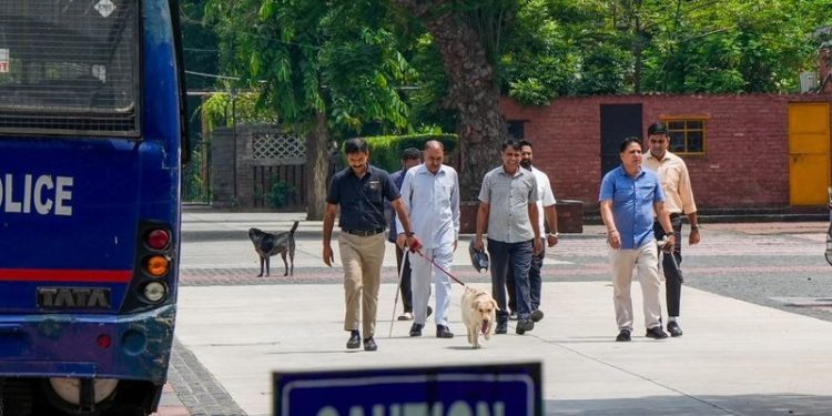 CBSE ਪ੍ਰੀਖਿਆਵਾਂ ਦਰਮਿਆਨ ਨੋਇਡਾ ਦੇ 12 ਅਤੇ ਦਿੱਲੀ ਦੇ 3 ਸਕੂਲਾਂ ਨੂੰ Bomb Threat