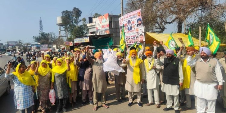 Farmer Protest: ਪੁਲੀਸ ਲਾਠੀਚਾਰਜ ਤੋਂ ਭੜਕੇ ਕਿਸਾਨਾਂ ਦਾ ਪ੍ਰਦਰਸ਼ਨ