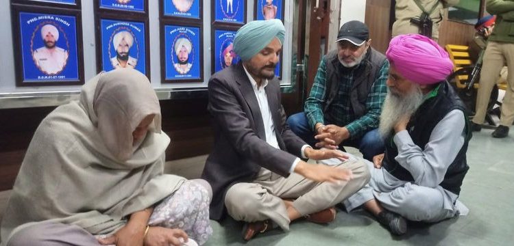 ਵਿੱਤੀ ਧੋਖਾਧੜੀ ਦੇ ਮਾਮਲਾ: Sidhu Moosewala ਦੇ ਮਾਪਿਆਂ ਨੇ SSP ਦਫ਼ਤਰ ਅੱਗੇ ਲਾਇਆ ਧਰਨਾ ਕੀਤਾ ਸਮਾਪਤ