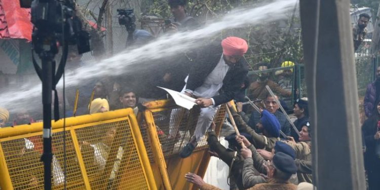 Partap Bajwa ਦਾ ਘਰ ਘੇਰਨ ਜਾਂਦੇ ‘ਆਪ’ ਵਰਕਰਾਂ ’ਤੇ ਪਾਣੀ ਦੀਆਂ ਬੁਛਾੜਾਂ