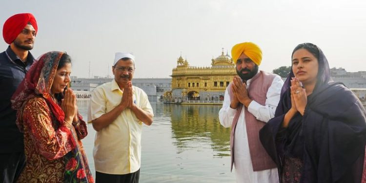 Arvind Kejriwal ਤੇ Bhagwant Mann ਨੇ ਸ਼ੁਕਰਾਨੇ ਵਜੋਂ Golden Temple ਮੱਥਾ ਟੇਕਿਆ