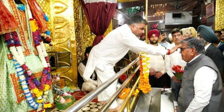 ਖਰਚੇ ਘਟਾਓ, ਆਮਦਨ ਵਧਾਓ: ਵਧਦੇ ਕਰਜ਼ੇ ਨੂੰ ਲੈ ਕੇ ਪੰਜਾਬ ਦੇ ਰਾਜਪਾਲ ਨੇ ਬਜਟ ‘ਤੇ ਚੁੱਕੇ ਸਵਾਲ