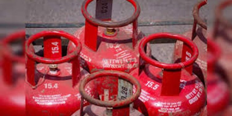 LPG Cylinder Price Hike: ਮਹਿੰਗਾਈ ਦੀ ਮਾਰ: ਘਰੇਲੂ ਸਿਲੰਡਰ 60 ਰੁਪਏ ਅਤੇ ਕਮਰਸ਼ੀਅਲ 115 ਰੁਪਏ ਮਹਿੰਗਾ