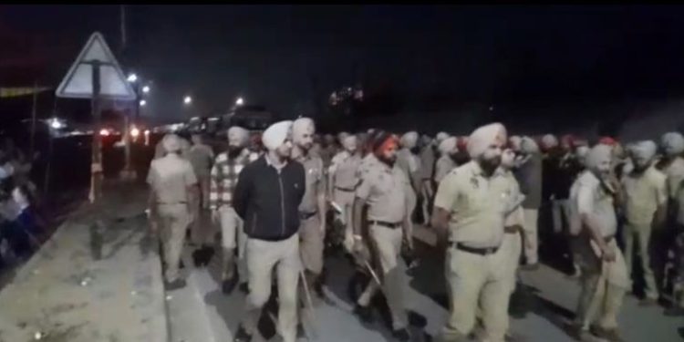 ਅੰਮ੍ਰਿਤਸਰ ’ਚ ਅੱਧੀ ਰਾਤ ਨੂੰ ਪੁਲੀਸ ਦਾ ਐਕਸ਼ਨ: ਸਰਵਣ ਸਿੰਘ ਪੰਧੇਰ ਸਮੇਤ ਕਈ ਕਿਸਾਨ ਆਗੂ ਗ੍ਰਿਫ਼ਤਾਰ