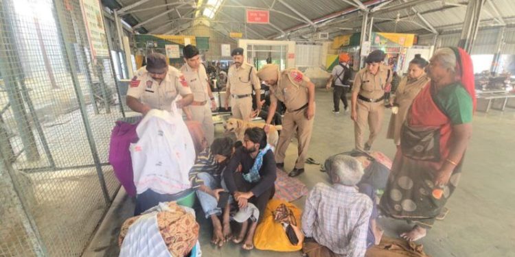 Bomb Threat: ਰੇਲਵੇ ਸਟੇਸ਼ਨਾਂ ਅਤੇ ਸਕੂਲਾਂ ਨੂੰ ਬੰਬ ਨਾਲ ਉਡਾਉਣ ਦੀ ਧਮਕੀ, ਹਾਈ ਅਲਰਟ ਜਾਰੀ